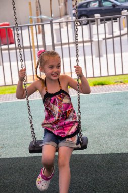 sevimli kız bir salıncak üzerinde