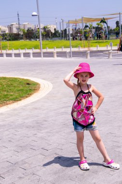 küçük kız kırmızı ceket