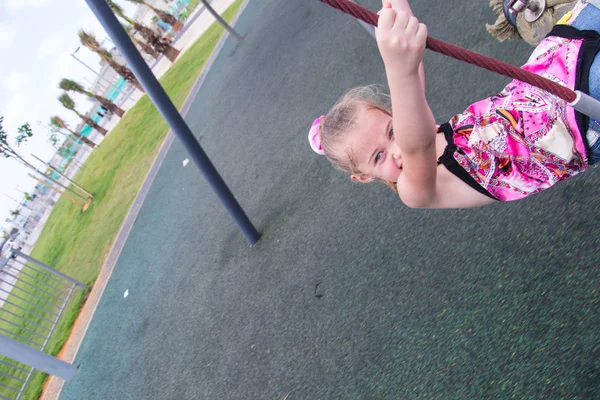 Piękna dziewczyna outdor grać na swing — Zdjęcie stockowe