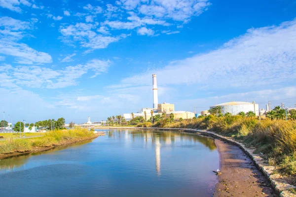 Central eléctrica a orillas del río Imágenes de stock libres de derechos