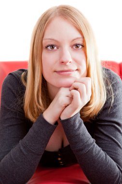 Genç bayan kanepede dinleniyor.