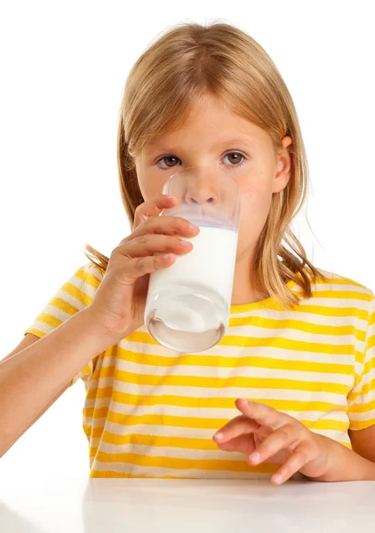 Menina beber leite — Fotografia de Stock