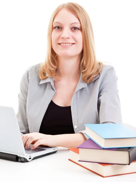 Estudante do sexo feminino trabalhando no laptop — Fotografia de Stock