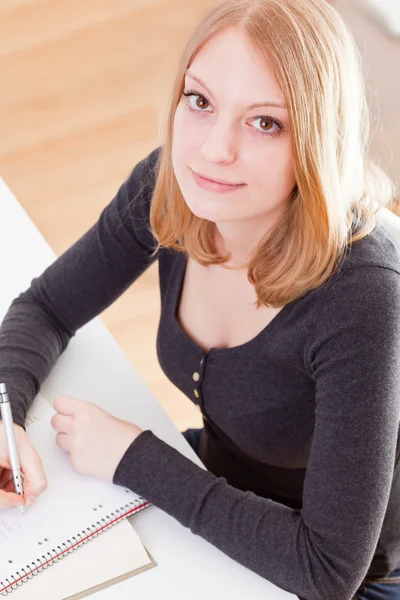 Joven atractiva estudiante femenina tomando notas — Foto de Stock