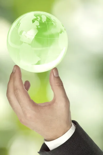 Affärsman anläggning green globe — Stockfoto