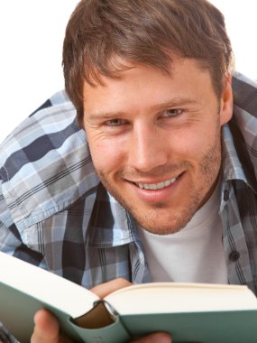Genç öğrenci okuma