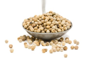 metal kaşık üzerinde beyaz karabiber