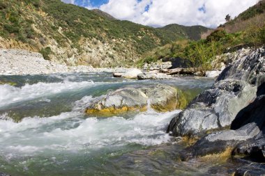 vahşi dağ Nehri