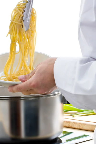 Šéfkuchař připravuje těstoviny — Stock fotografie
