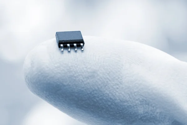 Microchip su un polpastrello — Foto Stock