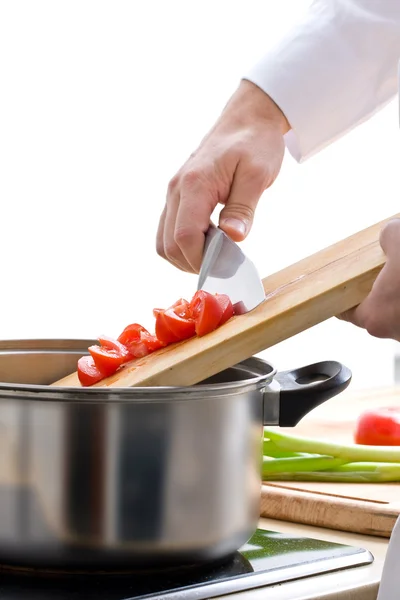 Koch bereitet Mahlzeit zu — Stockfoto