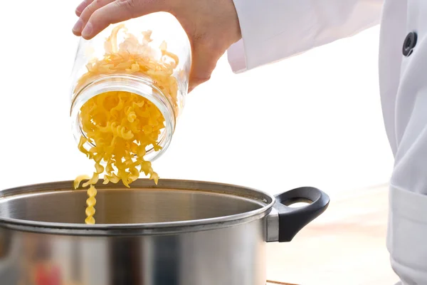 Koch bereitet Pasta zu — Stockfoto