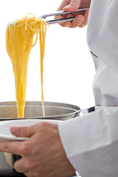 Koch bereitet Pasta zu — Stockfoto