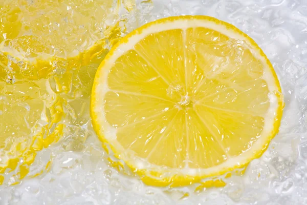 Zitrone auf Eis — Stockfoto