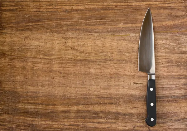 Faca na mesa da cozinha — Fotografia de Stock