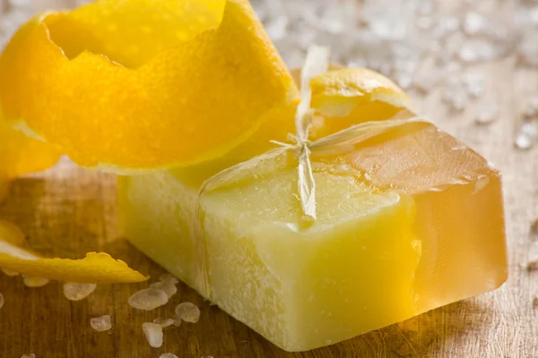 Jabón perfumado de limón —  Fotos de Stock