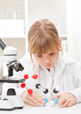 kız okul laboratuarında