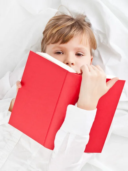 Chica leyendo libro — Foto de Stock