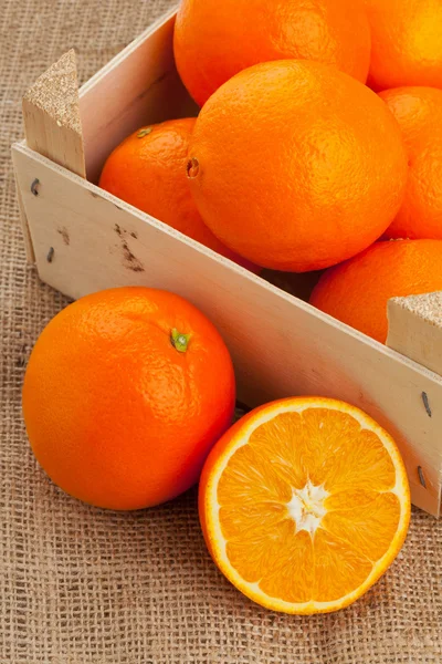 Caixa de laranjas — Fotografia de Stock