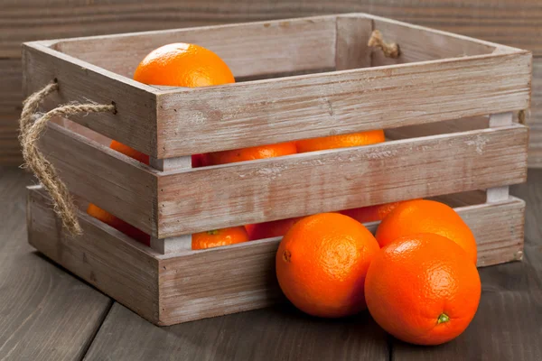 Låda med apelsiner — Stockfoto