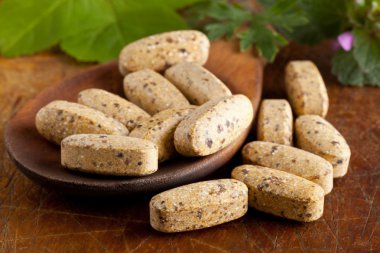 kaşık bitkisel vitamin ve ek hapları
