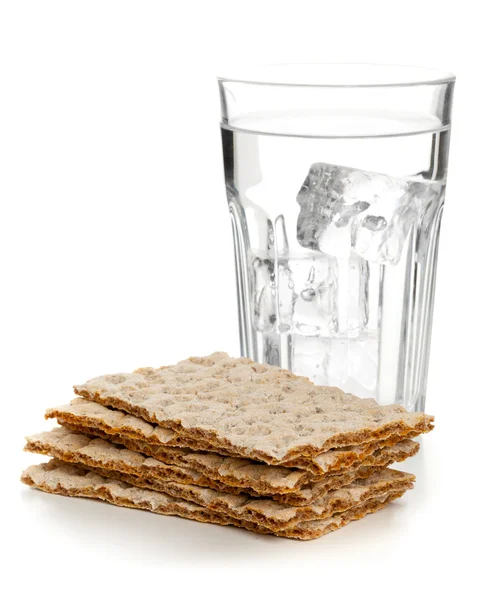 Σιτάρι φέτες ψωμί τύπου φρυγανιάς και ποτήρι νερό — Φωτογραφία Αρχείου