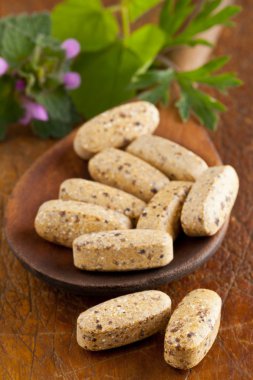 kaşık bitkisel vitamin ve ek hapları