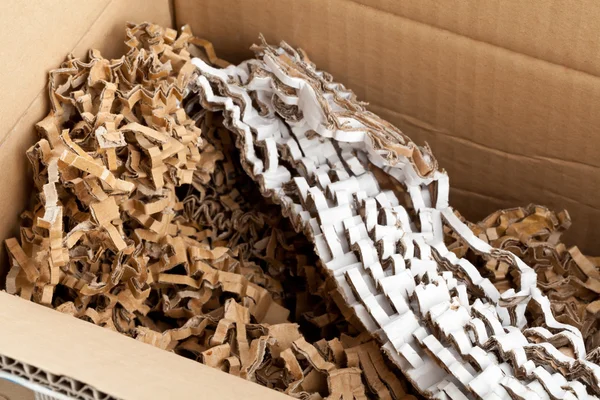 Переработанный гофрированный картон в коробке — стоковое фото