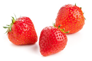 beyaz zemin üzerinde üç çilek