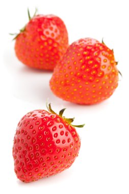 beyaz zemin üzerinde üç çilek