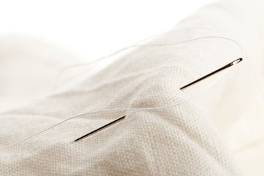 dikiş iğnesi üzerinde kumaş makro