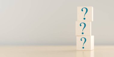 Tahta masa, faq, sorular veya destek konsepti, kopyalama alanı, 3D illüstrasyon üzerinde soru işareti simgesi olan üç tahta blok veya küp