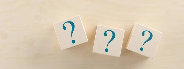 Három Blokk Vagy Kocka Kérdőjel Szimbólum Ikonok Asztalon Faq Kérdések — Stock Fotó