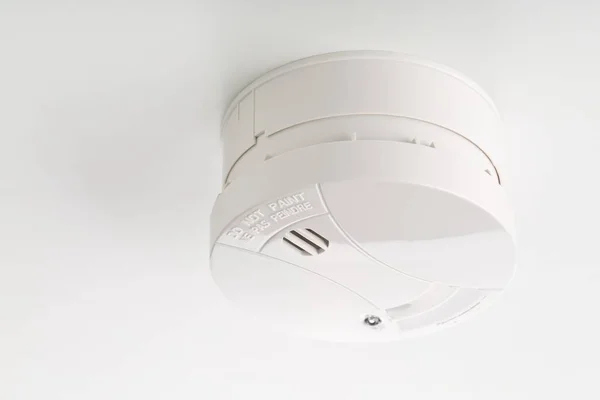 Beyaz Tavan Arkaplanındaki Yangın Detektörü Veya Yangın Alarmı Sensörü Güvenliği — Stok fotoğraf