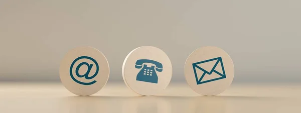 Ahşap yuvarlak telefon, zarf mektup ve e-posta sembolleri ahşap masa arkaplanında bir sırada, bizimle semboller veya afişler, 3D illüstrasyon