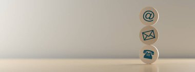 Ahşap yuvarlak telefon, zarf mektup ve e-posta sembolleri kopya alanı ile ahşap masa arkaplanına istiflenmiş, bizimle iletişim kurun semboller veya afişler, 3D illüstrasyon