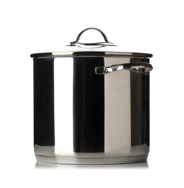 Büyük paslanmaz çelik tencere kulplu ve beyaz arka plan üzerinde cam kapak manzaralı.