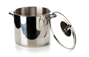 Geniş paslanmaz çelik tencere, beyaz zemine doğru eğilmiş cam kapaklı manzarayı yükseltiyor.