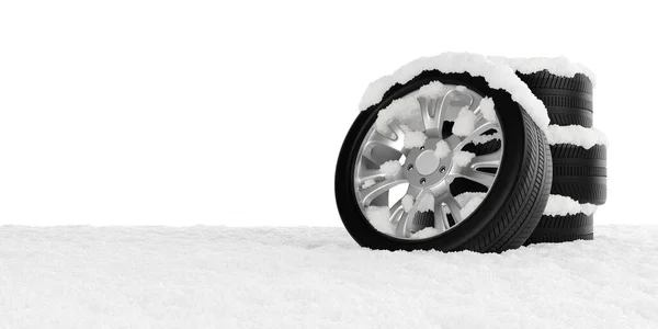 白い背景の雪の床に雪で覆われた車のタイヤのスタック 冬のタイヤのコンセプト コピースペース 3Dイラスト — ストック写真