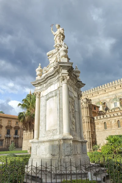 Standbeeld van santa rosalia, Italië — Stockfoto
