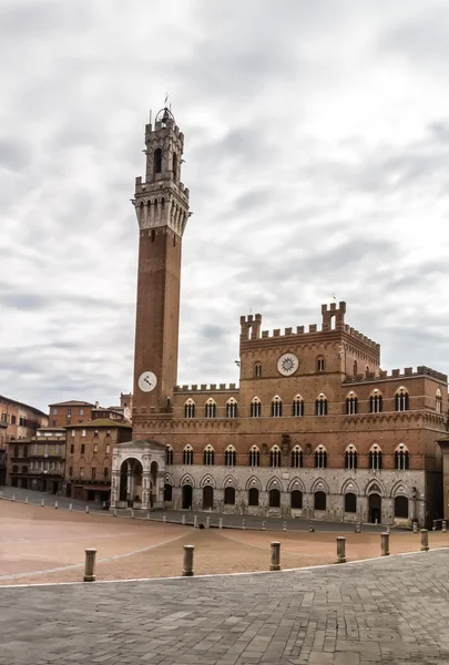 Piazza del campo en openbare gebouwen, siena (Italië). Siena, net als andere Toscaanse heuvel steden, werd voor het eerst bewoond in de tijd van de Etrusken. Rechtenvrije Stockafbeeldingen