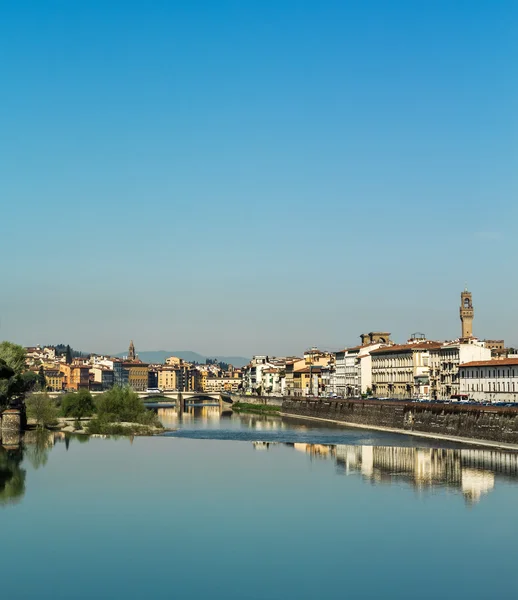 Floden arno i Florens这条河在佛罗伦萨阿诺 — 图库照片