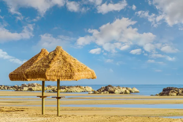 Pasjansów plaży parasole — Zdjęcie stockowe