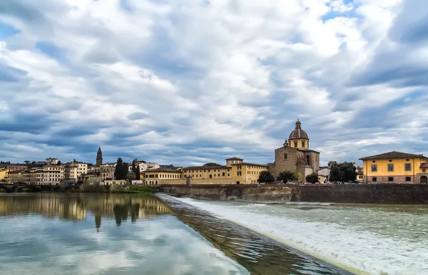 De rivier arno in florence — Stockfoto