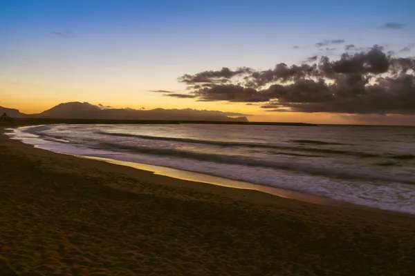 A costa siciliana ao pôr-do-sol — Fotografia de Stock