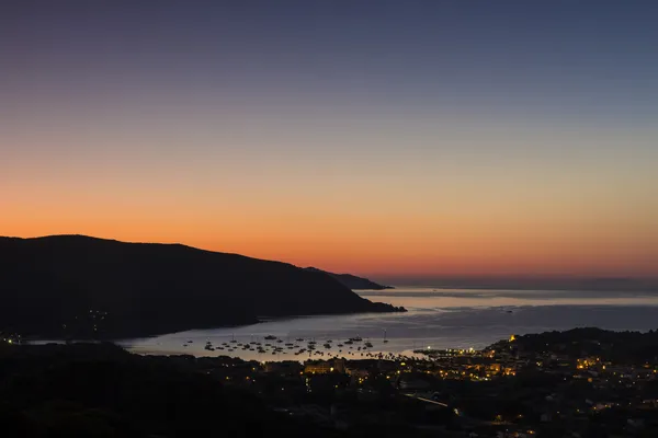 De zonsopgang op het eiland elba (Toscane, Italië) — Stockfoto