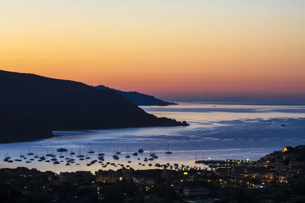 El amanecer en la isla de Elba (Toscana, Italia ) — Foto de Stock