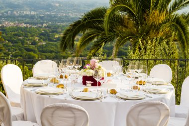 Masa hazır konuklara