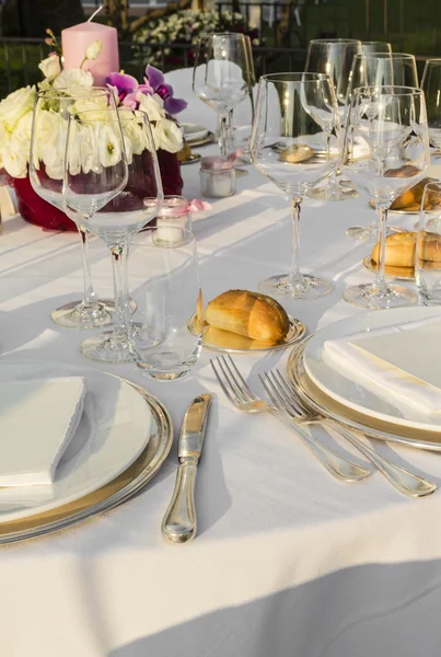 Il tavolo è pronto ad accogliere gli ospiti — Foto Stock