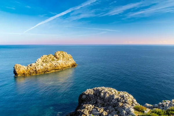 Deniz manzarası capo zafferano sici yılında deniz feneri dan görünüm — Stok fotoğraf
